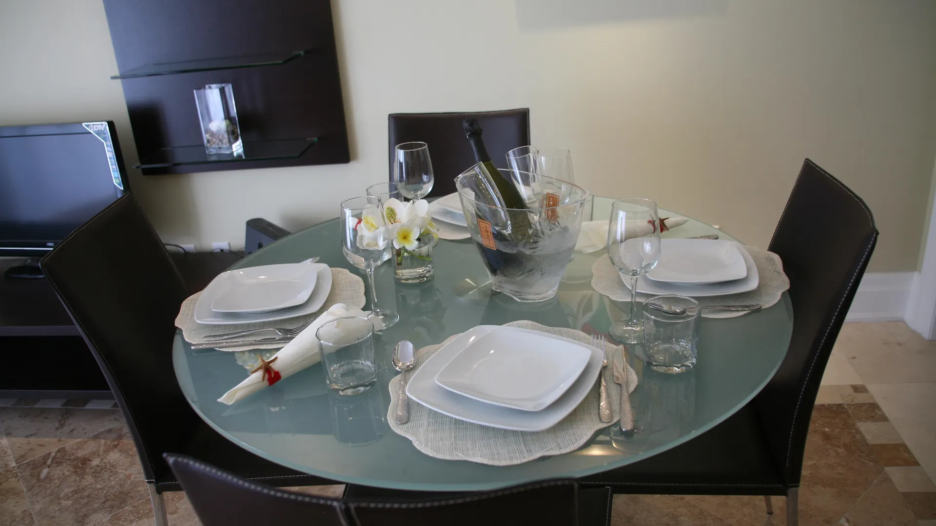 The Atrium Resort غرايس باي