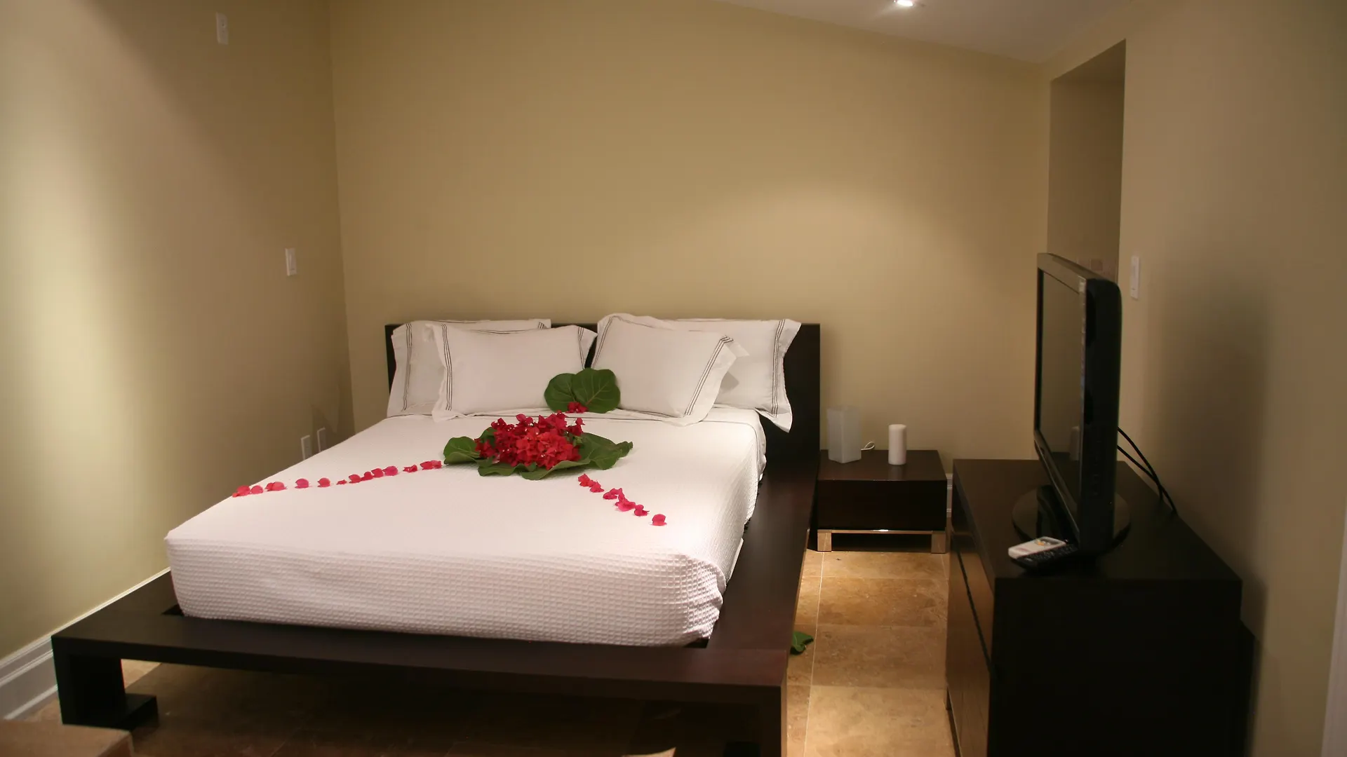 The Atrium Resort غرايس باي 4*,