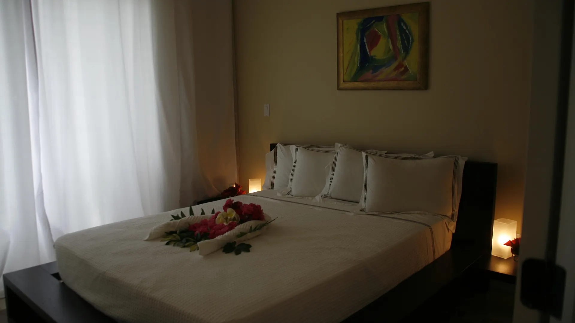 The Atrium Resort غرايس باي جزر تركس وكايكوس
