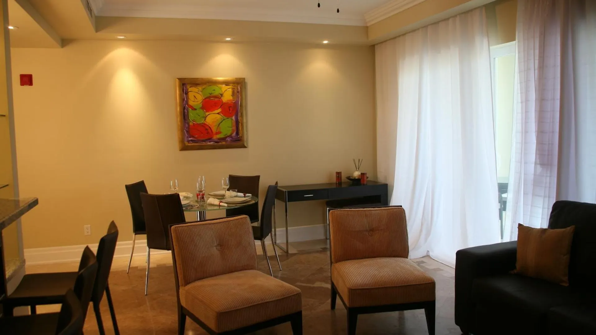 The Atrium Resort غرايس باي 4*,  جزر تركس وكايكوس