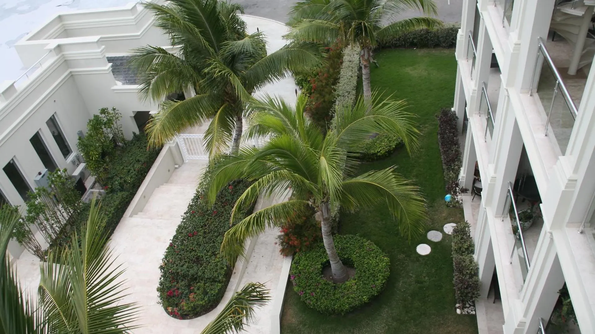 ****  The Atrium Resort غرايس باي جزر تركس وكايكوس