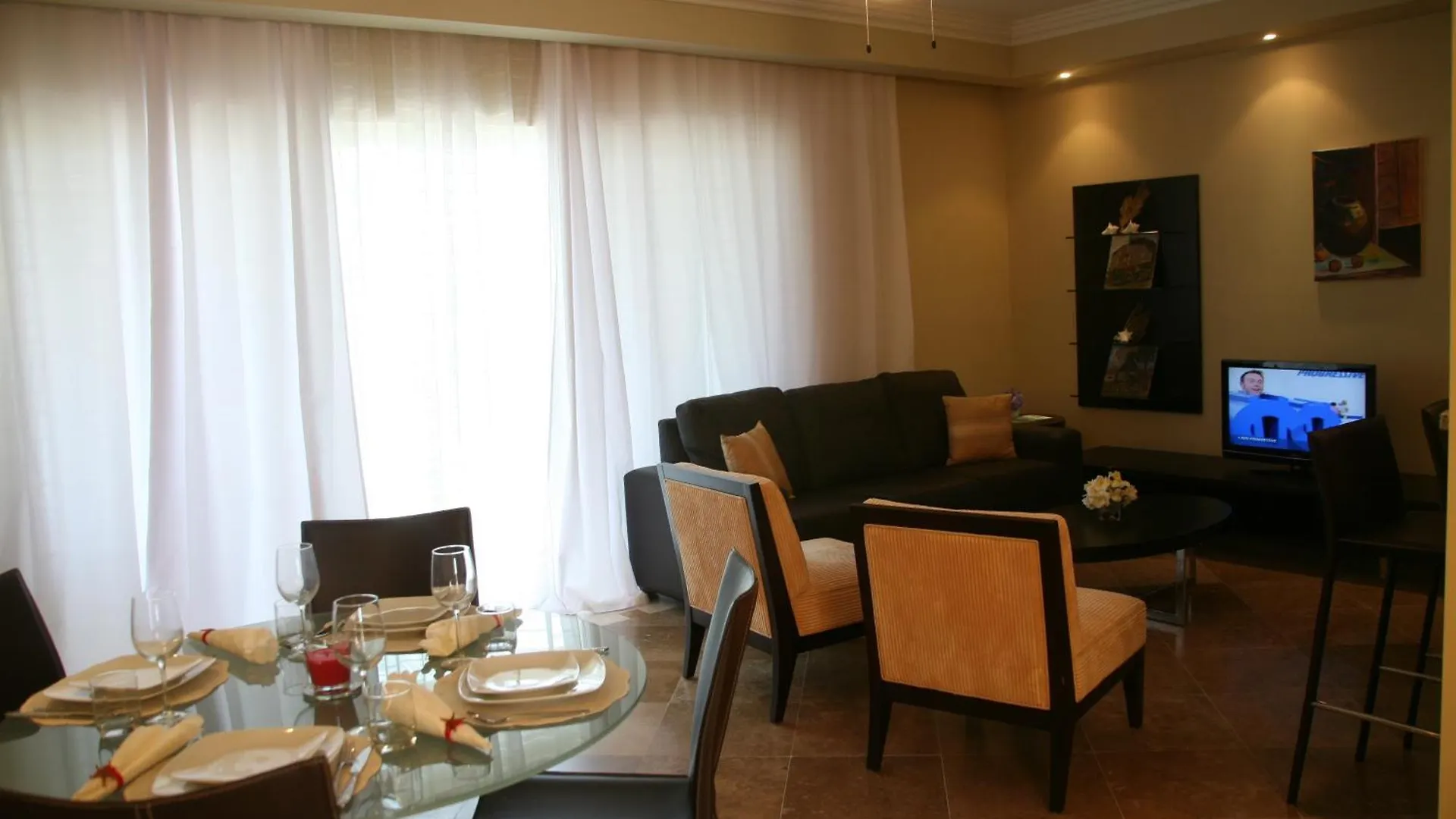 The Atrium Resort غرايس باي