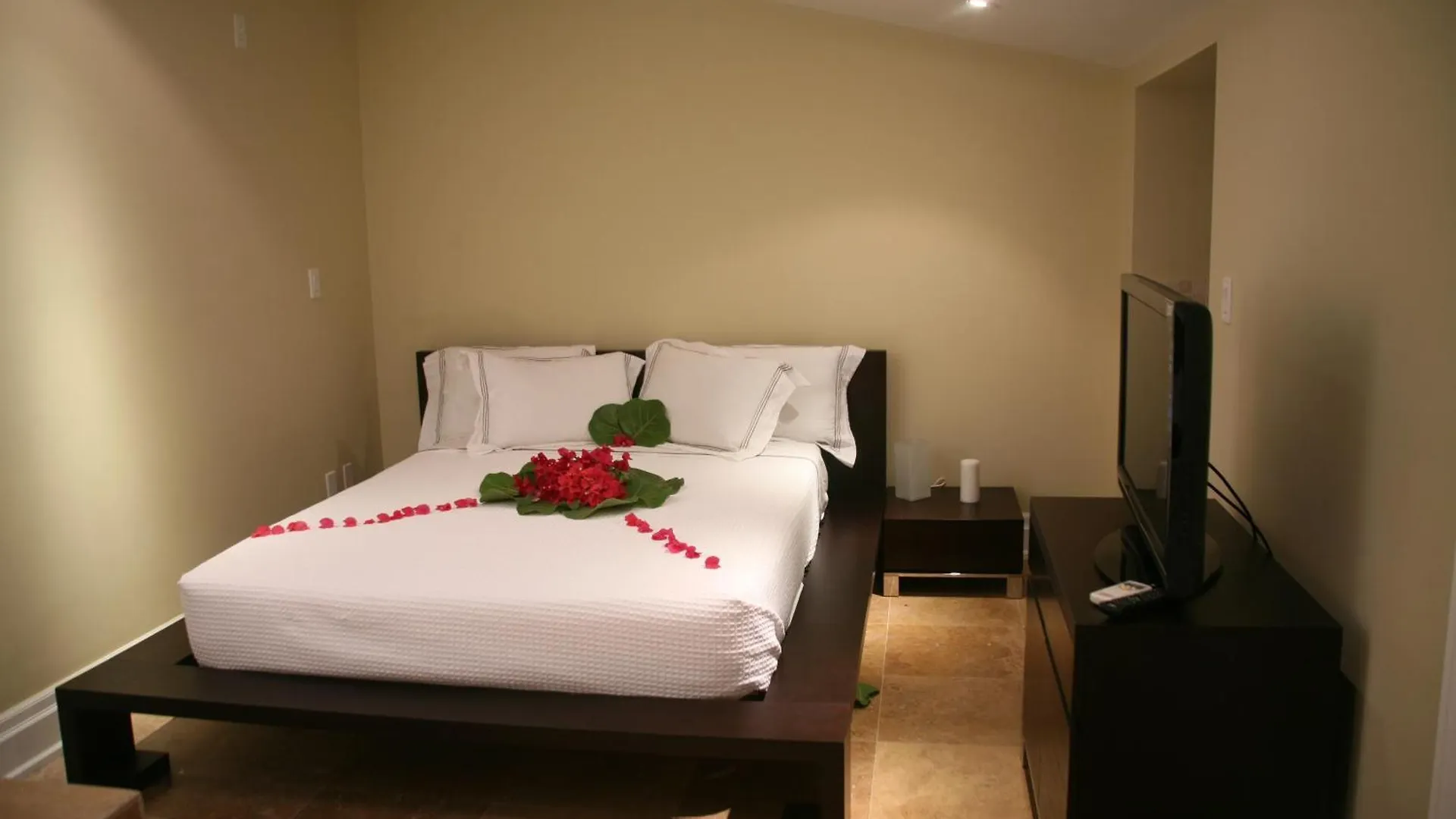 The Atrium Resort غرايس باي
